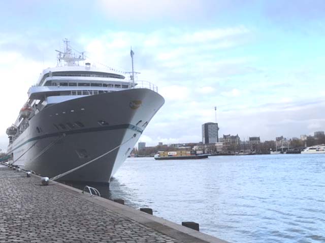 Cruiseschip ms Amadea van Phoenix Reisen aan de Cruise Terminal Rotterdam